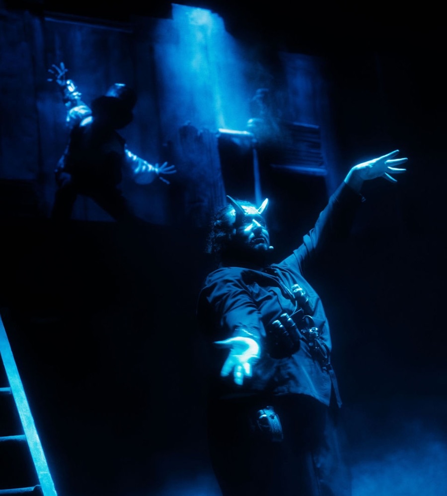 Personaggio di FREAK! Il Musical in controluce
